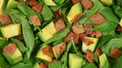 Салат с беконом, авокадо и шпинатом