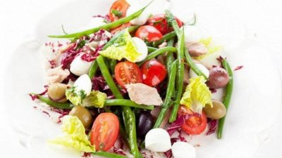 Салат со стручковой фасолью, тунцом и сыром «Моцарелла»