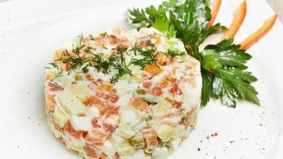 Оливье с семгой, креветками и ананасом