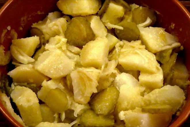 Картофельный салат по-немецки с маринованными огурцами
