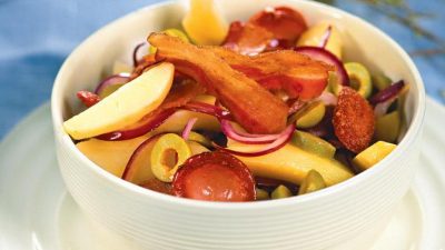 Картофельный салат с копченостями и оливками