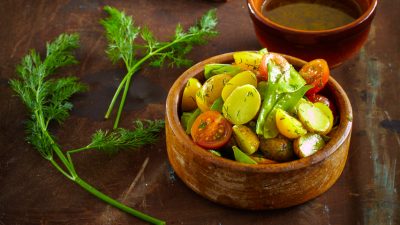 Картофельный салат с помидорами черри и хреном