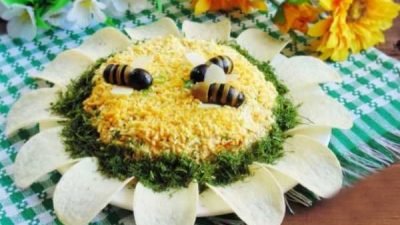 Салат «Подсолнух» с ананасами и шампиньонами