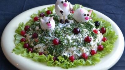 Салат «Свинки на поляне» с курицей, редисом и яблоками