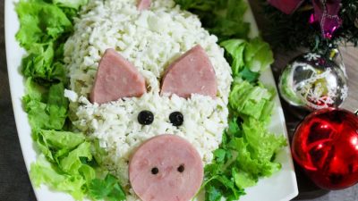 Салат «Свинка» с курицей, грецкими орехами и черносливом