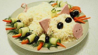 Салат «Поросенок» с курицей и яйцами