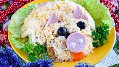 Новогодний салат в виде свинки с грибами и сыром