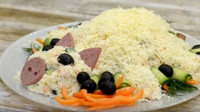 Салат «Новогодняя свинка» с копченой грудкой