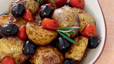 Теплый картофельный салат с оливками и помидорами черри