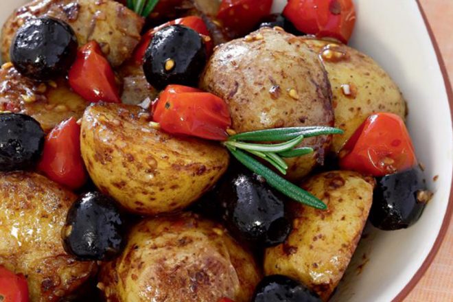 Теплый картофельный салат с оливками и помидорами черри