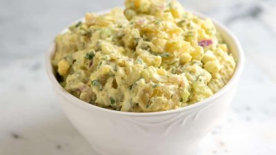 Картофельный салат с яйцами, сельдереем и луком