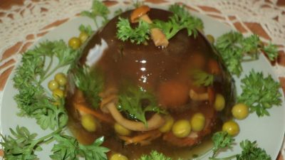 Заливное из языка с опятами и лимоном