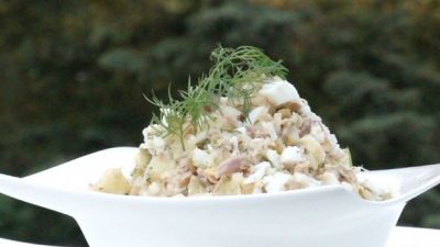 Картофельный салат с тунцом, яйцами и огурцами