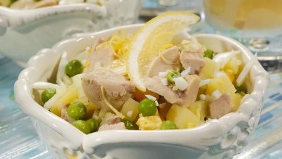 Картофельный салат с печенью трески и зеленым горошком