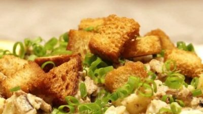 Салат с картофелем, шпротами и сухариками