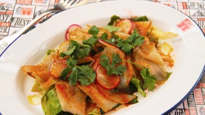 Салат с карпаччо и перепелиными яйцами