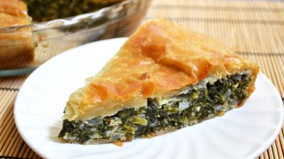 Пирог из песочного теста с творогом и щавелем