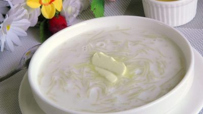 Молочный суп с вермишелью и маслом для ребенка