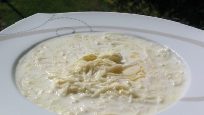 Молочный суп с яйцом и чесноком