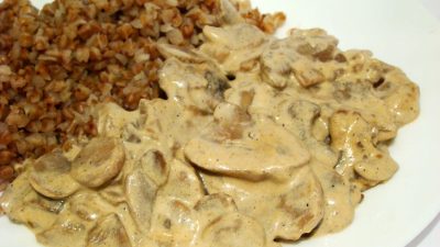 Шампиньоны с репчатым луком в сметанном соусе