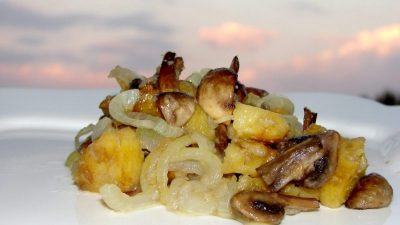 Грибы с луком и картошкой в сметане
