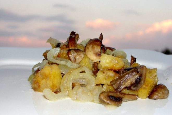 Картошка с грибами со сметаной