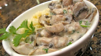 Шампиньоны с курицей и сметаной на сковороде