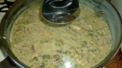 Блюдо из замороженных грибов со сметаной