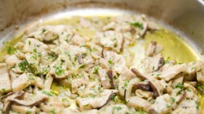 Грибы с пармезаном и сметаной