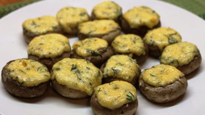 Шампиньоны с репчатым луком, чесноком и сыром