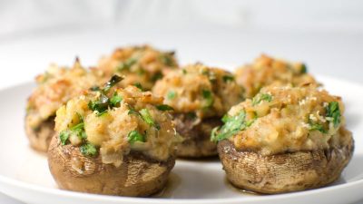 Шампиньоны с куриным филе и сыром в духовке