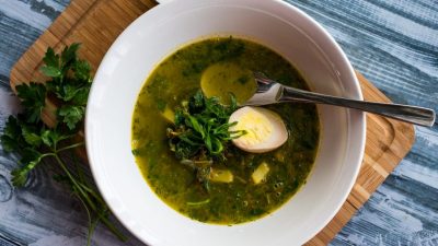 Борщ с щавелем и шпинатом на курином бульоне