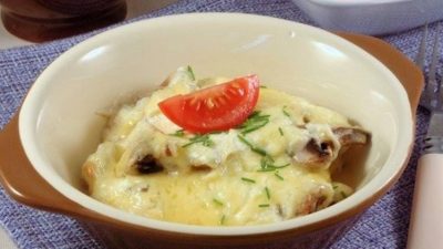 Шампиньоны со сметанным соусом в духовке