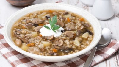 Перловый суп с картофелем и грибами
