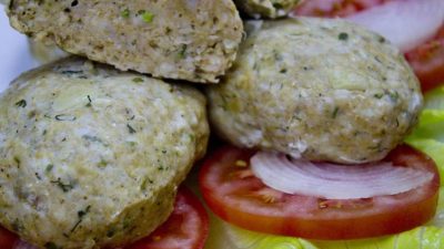 Низкокалорийные куриные котлеты с зеленью