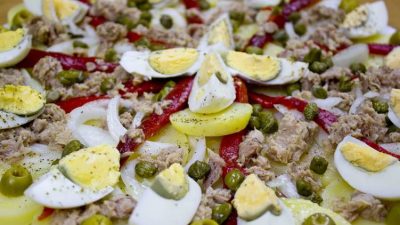 Картофельный салат с запеченным перцем и тунцом