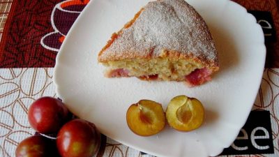 Вкусный пирог со сливой и корицей