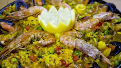 Паэлья с мясом, морепродуктами и овощами
