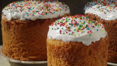 Пасхальный кулич на сливках с миндалем и изюмом