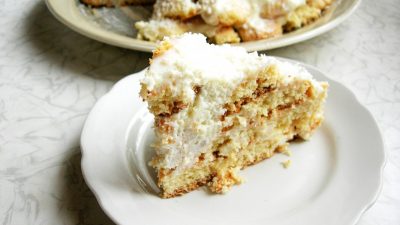 Сметанный торт «Снежная горка» с кокосовой стружкой