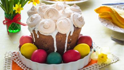 Кулич на сливках и желтках с миндалем, цукатами и изюмом