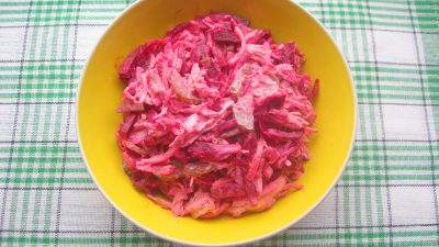 Салат деревенский с куриной грудкой и свеклой