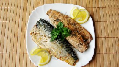 Запеченная скумбрия с паприкой, укропом и чесноком