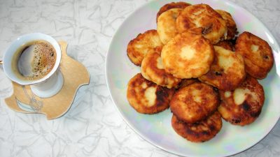 Сырники с манкой, изюмом и корицей