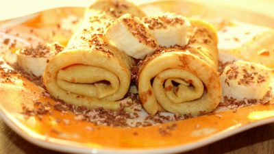 Тонкие блинчики с начинкой из банана