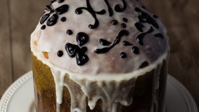 Шоколадный кулич на сливках с белой и темной глазурью