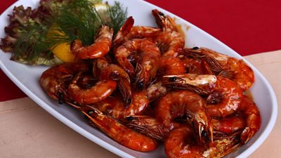Жареные креветки с чесноком и лимонным соком