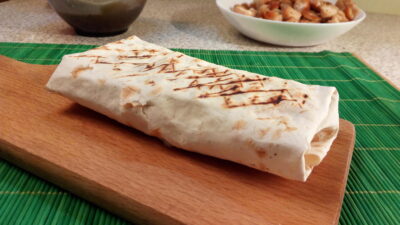 Шаверма с курицей, сыром и солеными огурцами в лаваше