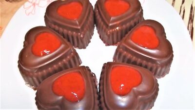 Творожной десерт с клубникой и шоколадом