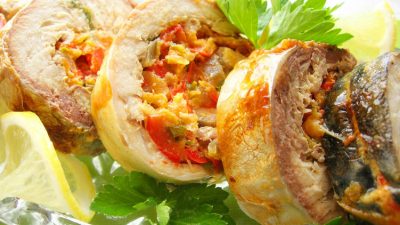 Запеченный рулет из скумбрии с овощной начинкой